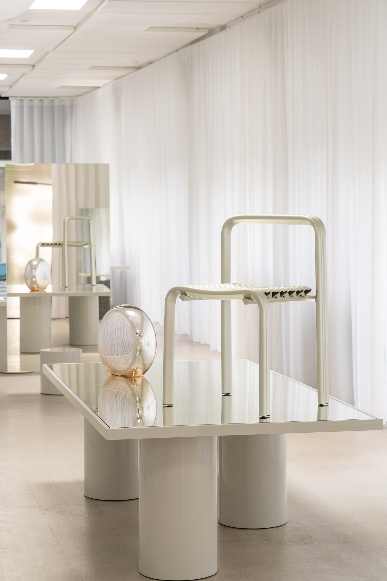 /cdn-cgi/image/width=1500,quality=85,format=auto/globalassets/katja--nanna/3days-recap-story/images/muuto-showroom-3dd-2026-close-to-heart-inner-view-object-02-lo-res.jpg