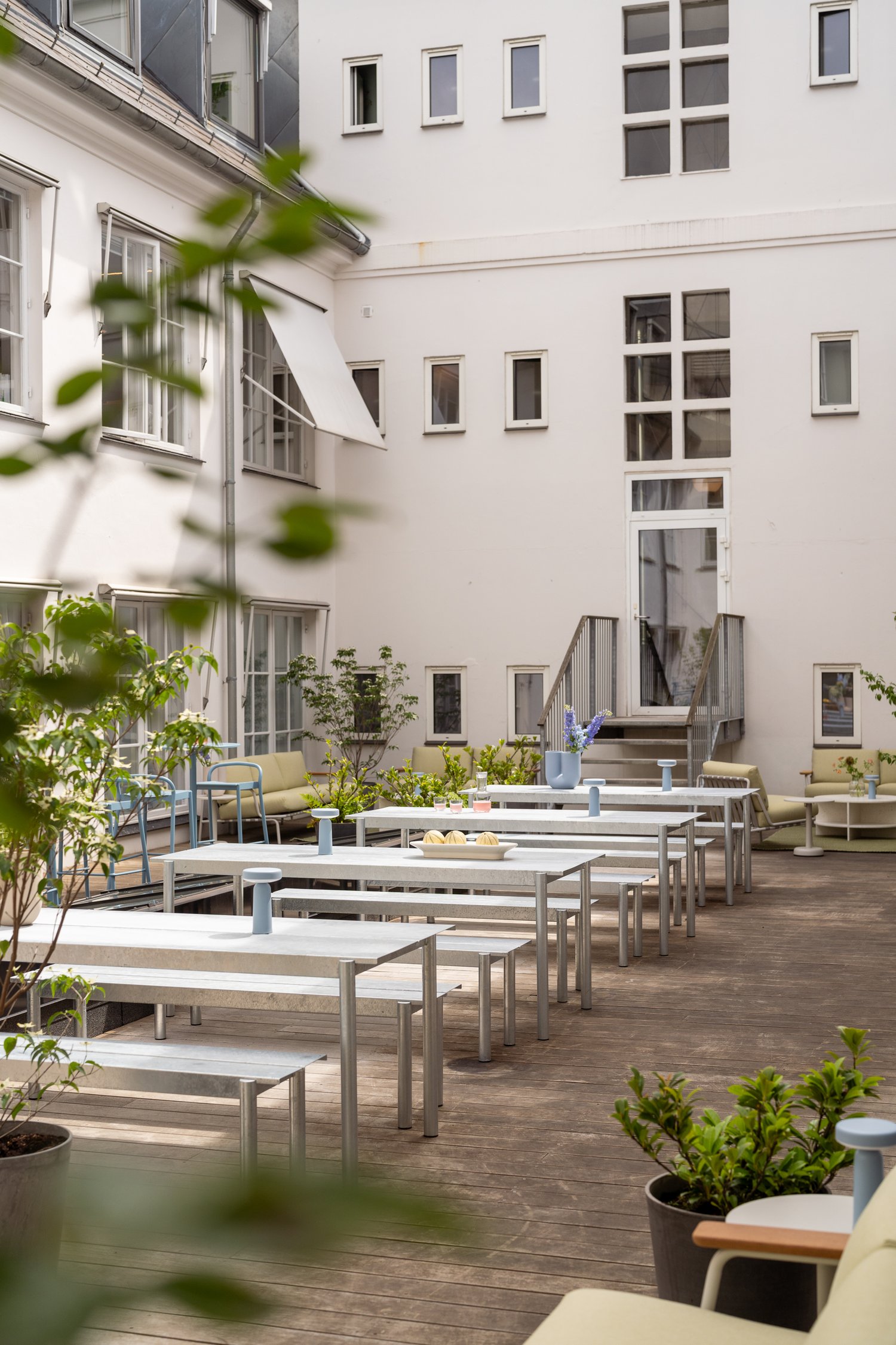 /cdn-cgi/image/width=1500,quality=85,format=auto/globalassets/katja--nanna/3days-recap-story/images/muuto-showroom-3dd-2026-linear-steel-table-bench-lo-res.jpg