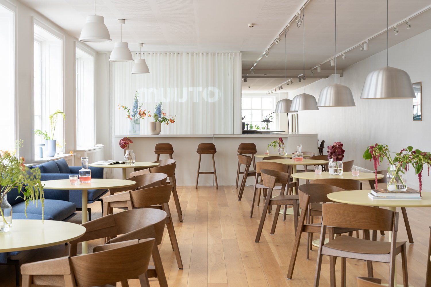 /cdn-cgi/image/width=1500,quality=85,format=auto/globalassets/katja--nanna/3days-recap-story/images/muuto-showroom-3dd-2026-soft-table-cover-side-chair-06-lo-res.jpg