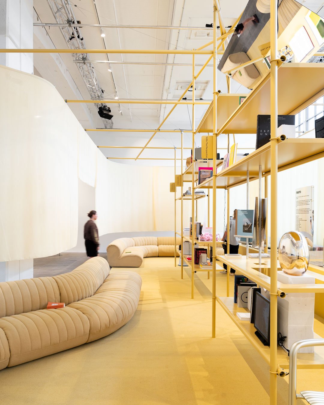 /cdn-cgi/image/width=1500,quality=85,format=auto/globalassets/katja--nanna/3days-recap-story/images/muuto_library_some_4x5_14.jpg