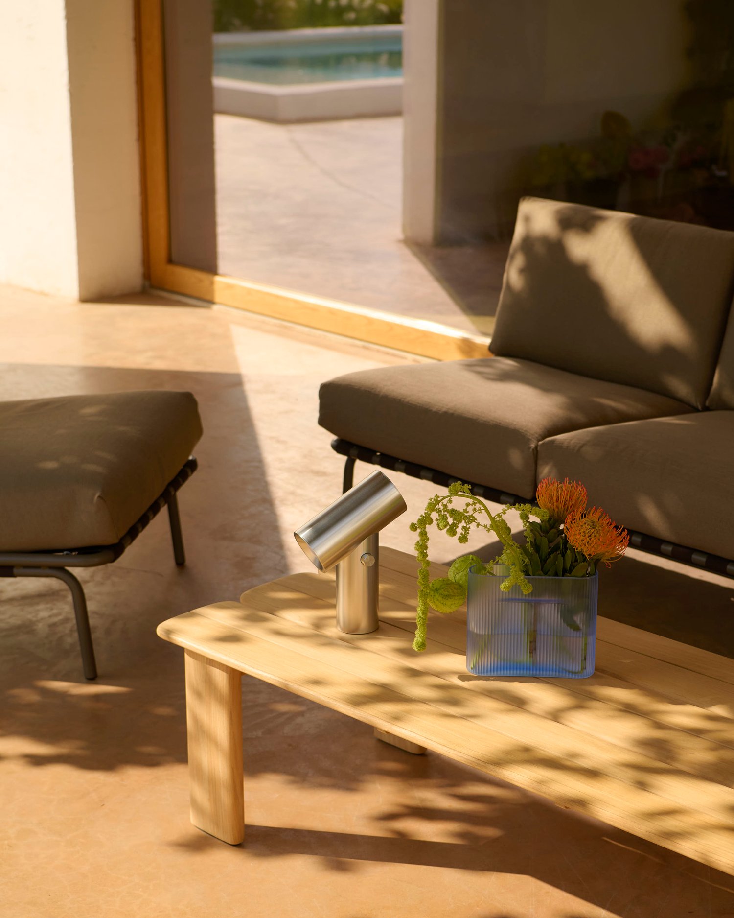 /cdn-cgi/image/width=1500,quality=85,format=auto/globalassets/katja--nanna/outdoor/assemble-coffee-table-135-beam-portable-ridge-vase-light-blue-settle-3-seater-lounge-chair-ribbed-weave-5-taupelow-res.jpg