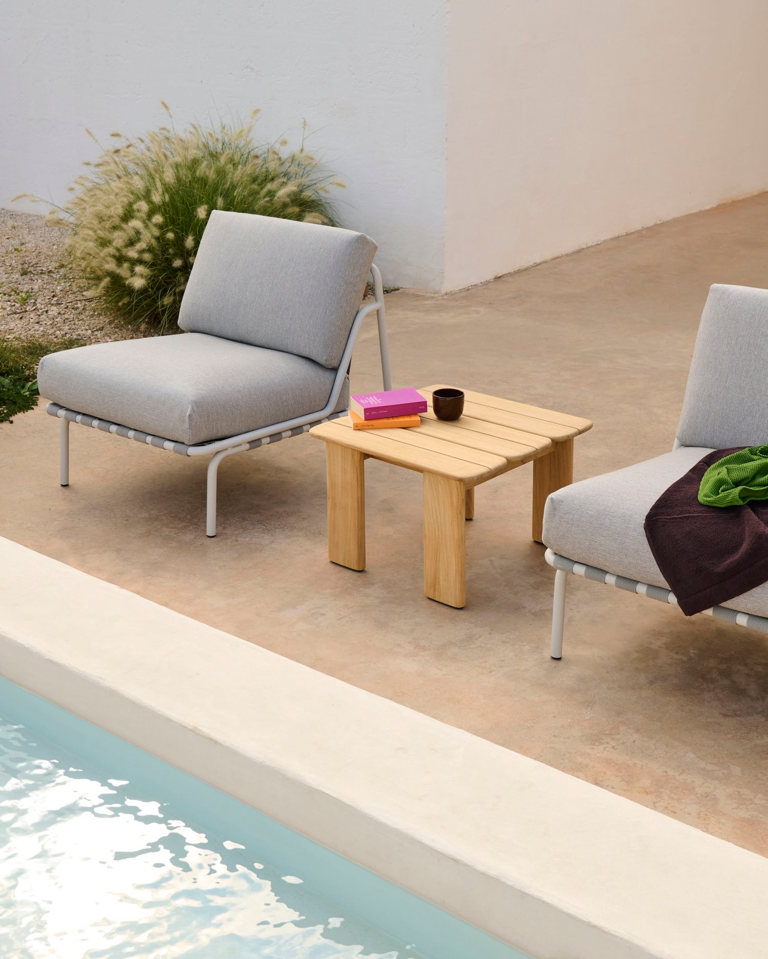 /cdn-cgi/image/width=1500,quality=85,format=auto/globalassets/katja--nanna/outdoor/assemble-coffee-table-teak-55-cm-settle-lounge-chair-delta-47-greylow-res.jpg