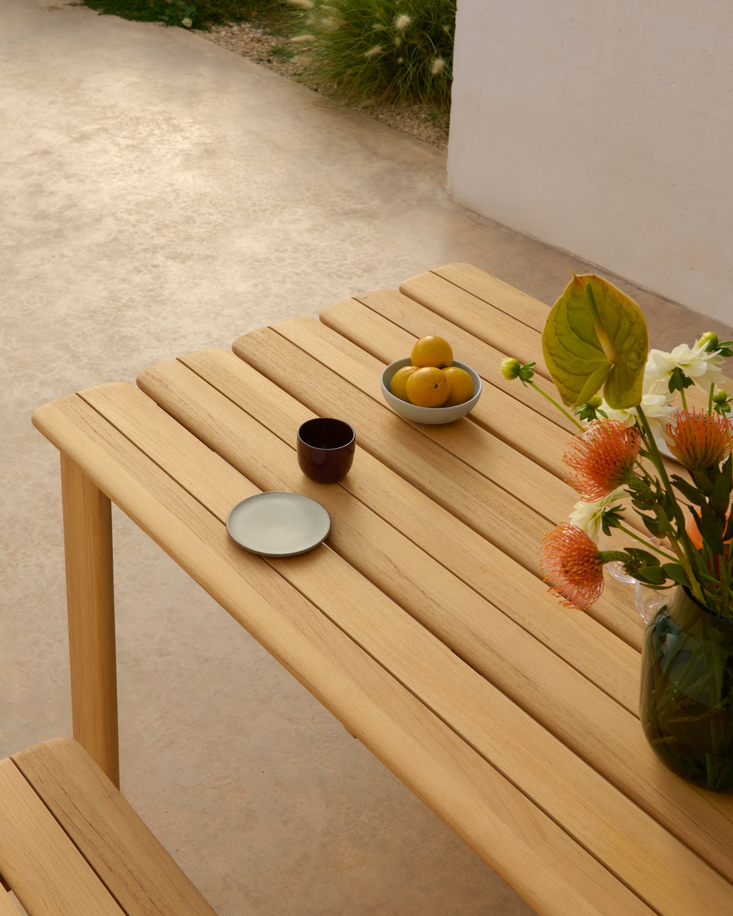 /cdn-cgi/image/width=1500,quality=85,format=auto/globalassets/katja--nanna/outdoor/assemble-table-220-cm-bench-180-cm-teak-silent-vase-dark-greenlow-res.jpg