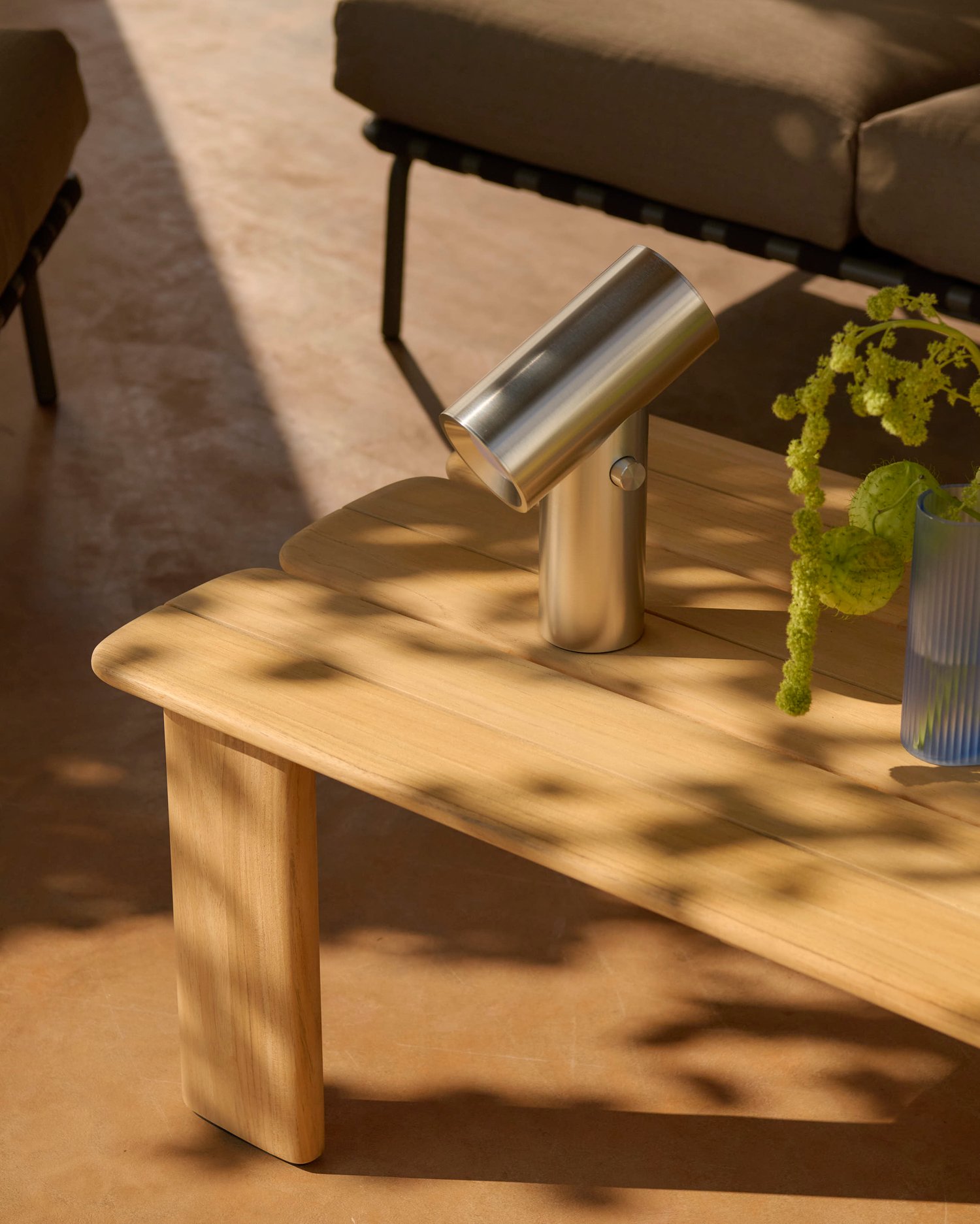 /cdn-cgi/image/width=1500,quality=85,format=auto/globalassets/katja--nanna/outdoor/beam-portable-lamp-polished-aluminum-assemble-coffee-table-135-teaklow-res.jpg
