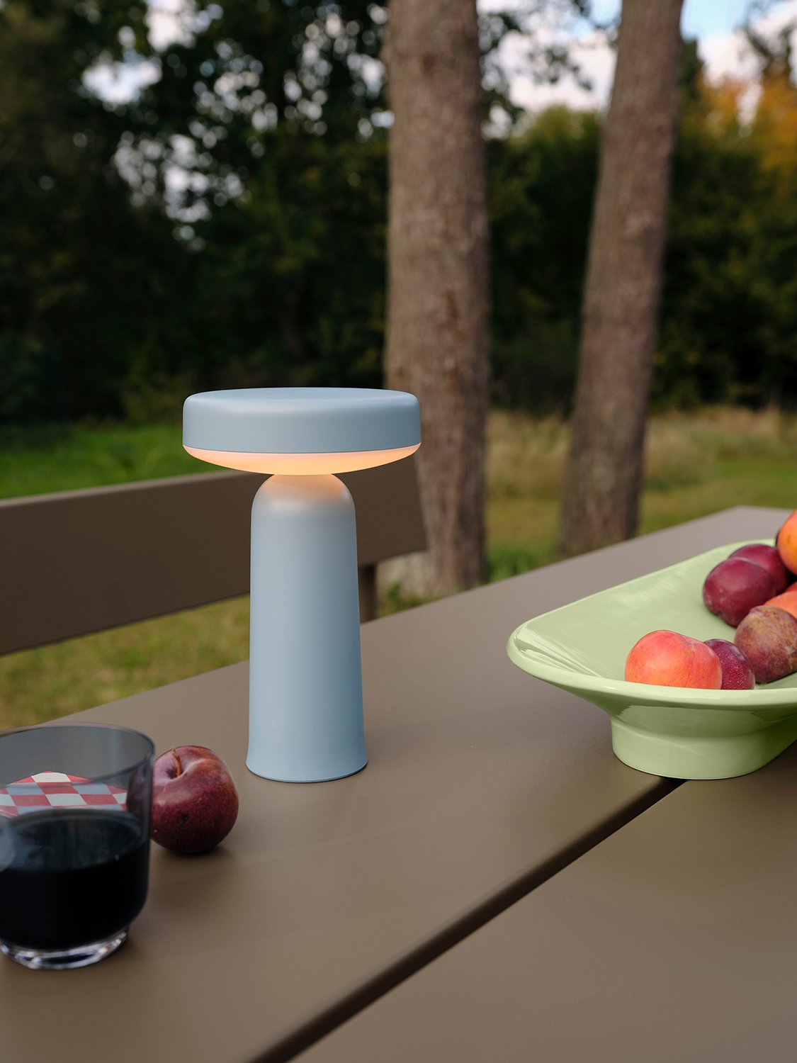/cdn-cgi/image/width=1500,quality=85,format=auto/globalassets/katja--nanna/outdoor/ease-portable-lamp-light-blue-linear-steel-table-bench-taupe-mere-bowl-raise-glass-low-res.jpg