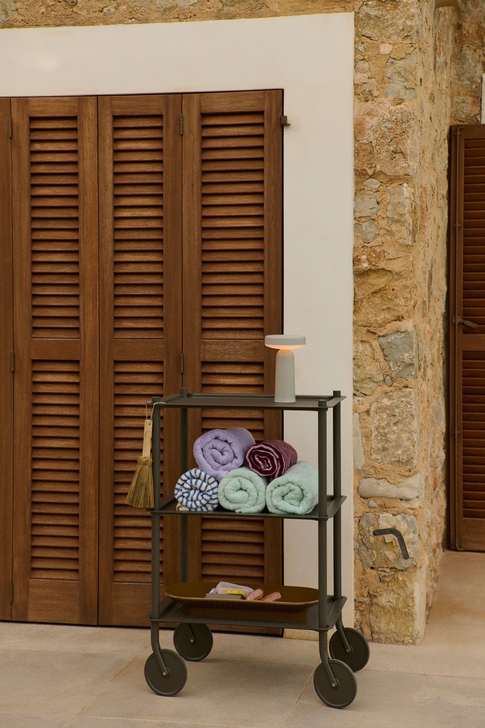 /cdn-cgi/image/width=1500,quality=85,format=auto/globalassets/katja--nanna/outdoor/flow-trolley-3-layer-taupe-ease-table-lamp-taupe-low-res.jpg