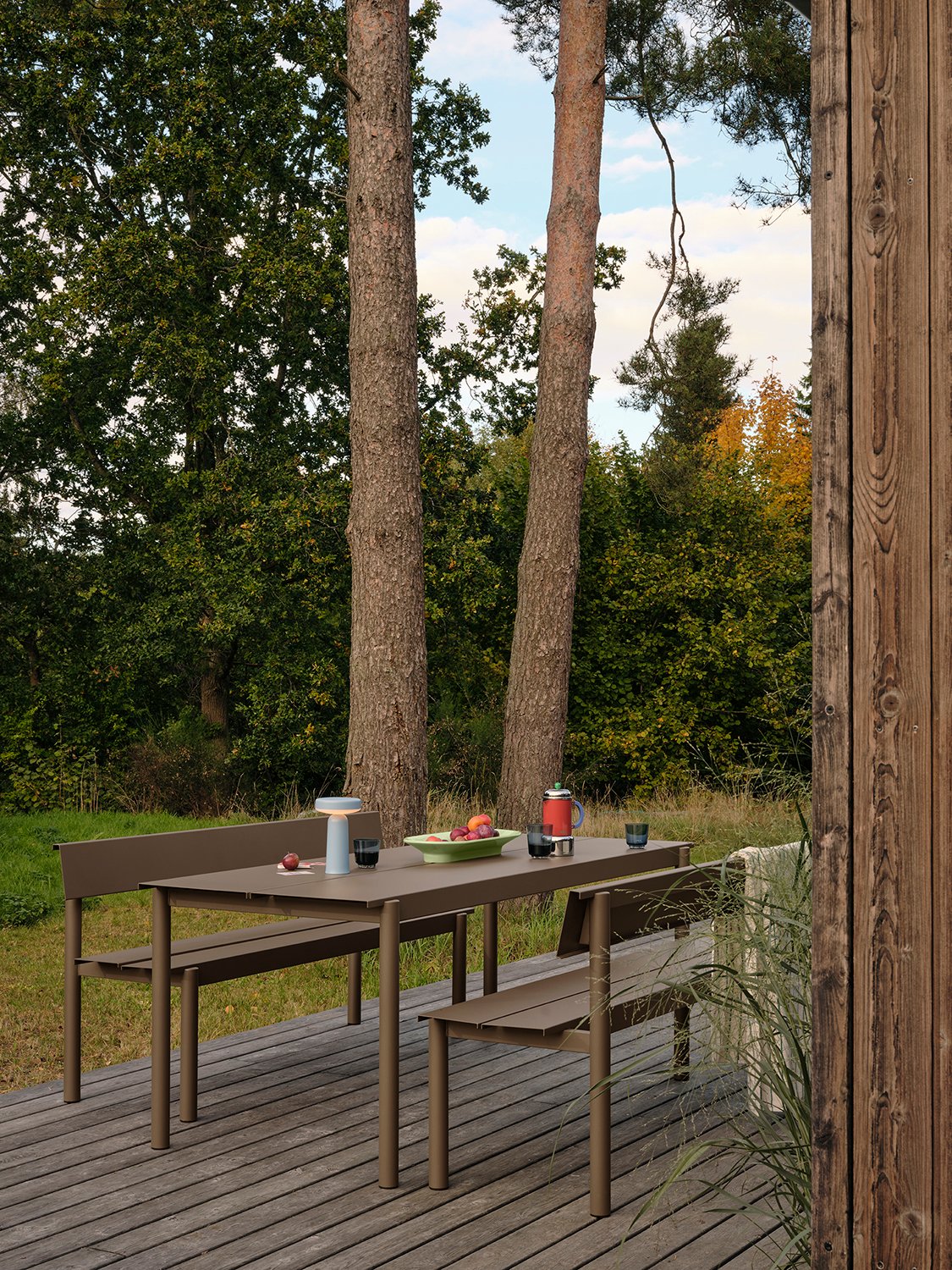 /cdn-cgi/image/width=1500,quality=85,format=auto/globalassets/katja--nanna/outdoor/linear-steel-bench-w-backrest-170-taupe-table-200-taupe-ease-portable-lamp-light-blue-mere-raise-low-res.jpg