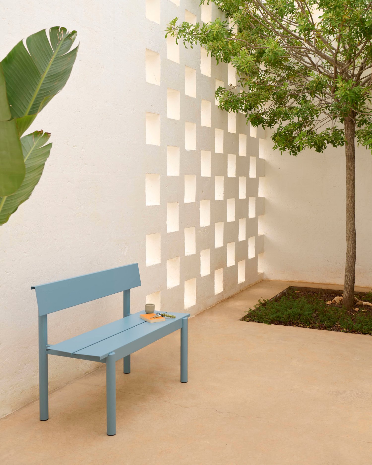 /cdn-cgi/image/width=1500,quality=85,format=auto/globalassets/katja--nanna/outdoor/linear-steel-bench-w-backrest-pale-blue-110-cm-2low-res.jpg