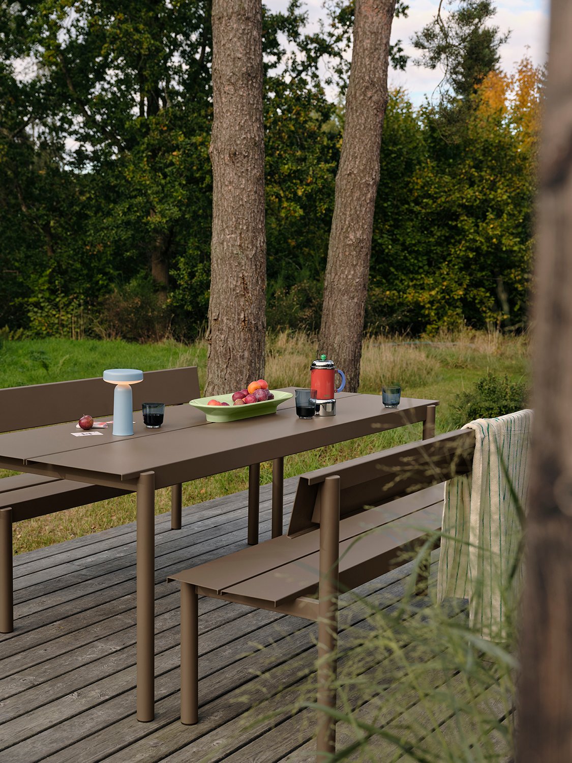 /cdn-cgi/image/width=1500,quality=85,format=auto/globalassets/katja--nanna/outdoor/linear-steel-bench-w-backrest-taupe-linear-steel-table-200-taupe-ease-portable-light-blue-mere-raise-low-res.jpg