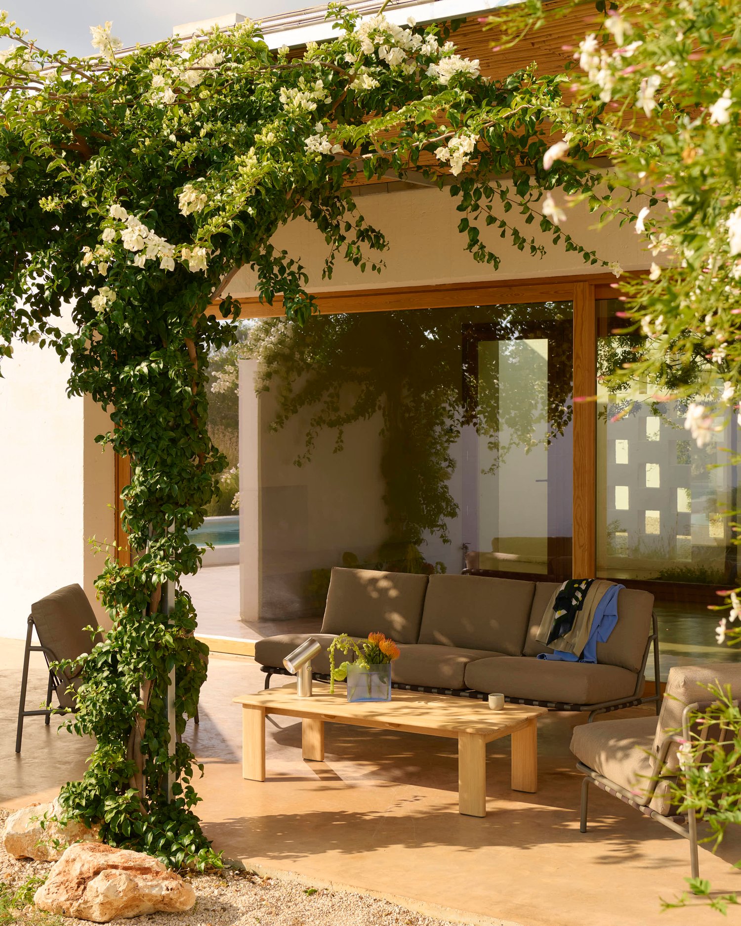 /cdn-cgi/image/width=1500,quality=85,format=auto/globalassets/katja--nanna/outdoor/settle-3-seater-lounge-chair-ribbed-weave-5-taupe-assemble-coffee-table-135-beam-portable-ridge-glass-light-bluelow-res.jpg