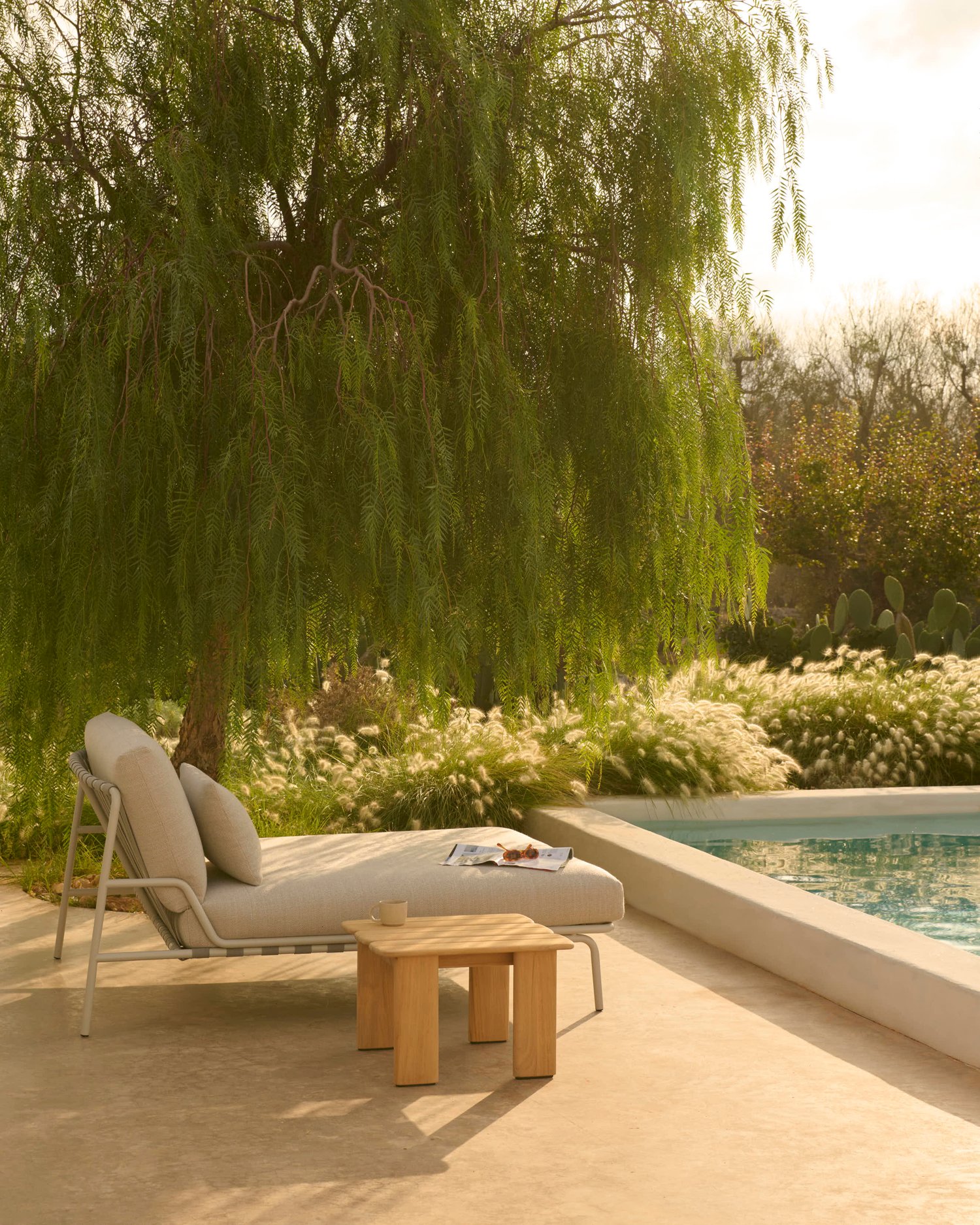/cdn-cgi/image/width=1500,quality=85,format=auto/globalassets/katja--nanna/outdoor/settle-lounge-bed-laze-1-grey-assemble-coffee-table-55-cmlow-res.jpg