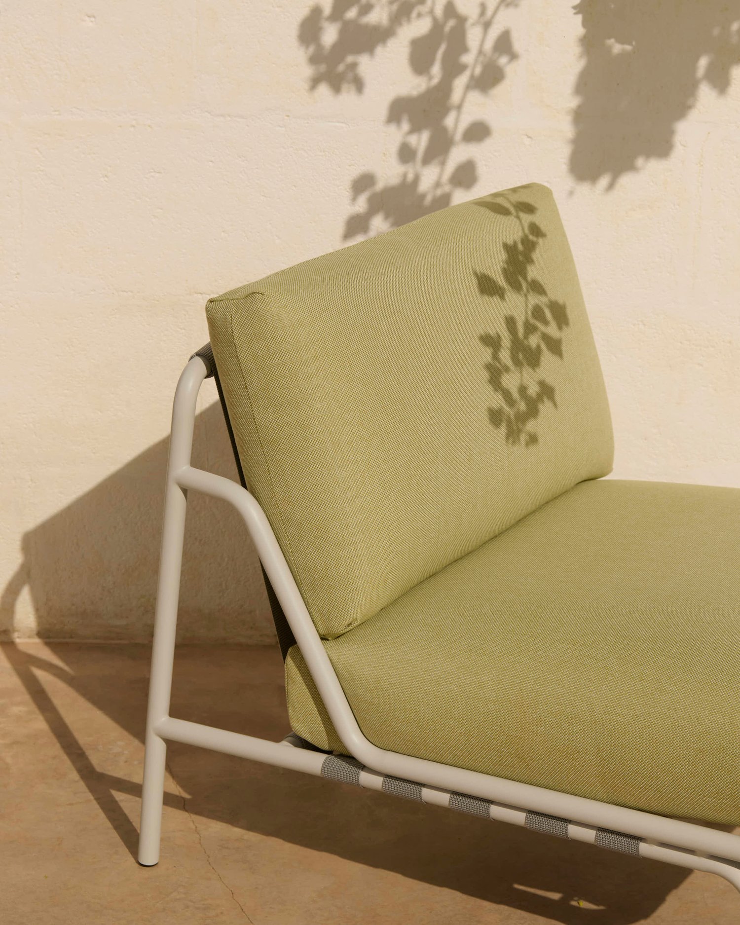 /cdn-cgi/image/width=1500,quality=85,format=auto/globalassets/katja--nanna/outdoor/settle-lounge-chair-delta-26-greylow-res.jpg