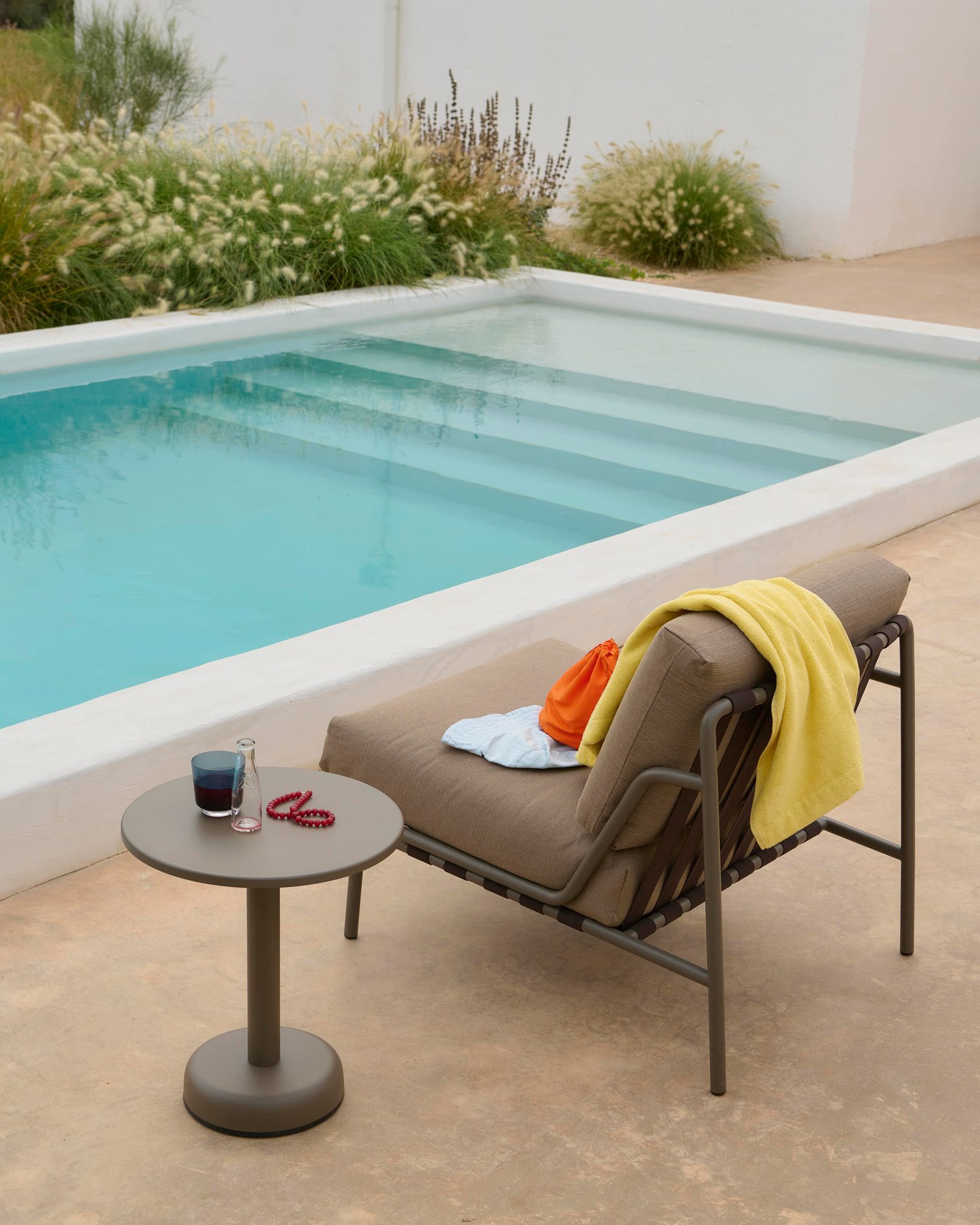 /cdn-cgi/image/width=1500,quality=85,format=auto/globalassets/katja--nanna/outdoor/settle-lounge-chair-ribbed-weave-5-taupe-linear-steel-side-table-taupe-raiselow-res.jpg