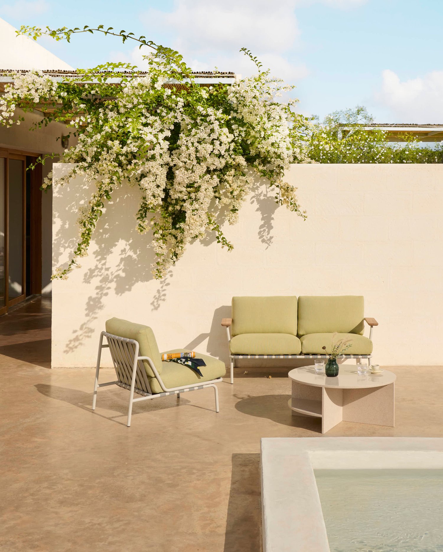 /cdn-cgi/image/width=1500,quality=85,format=auto/globalassets/katja--nanna/outdoor/settle-sofa-2-seater-w-armrest-delta-26-lounge-chair-laze-1-grey-halves-coffee-table-light-taupe-silentlow-res.jpg