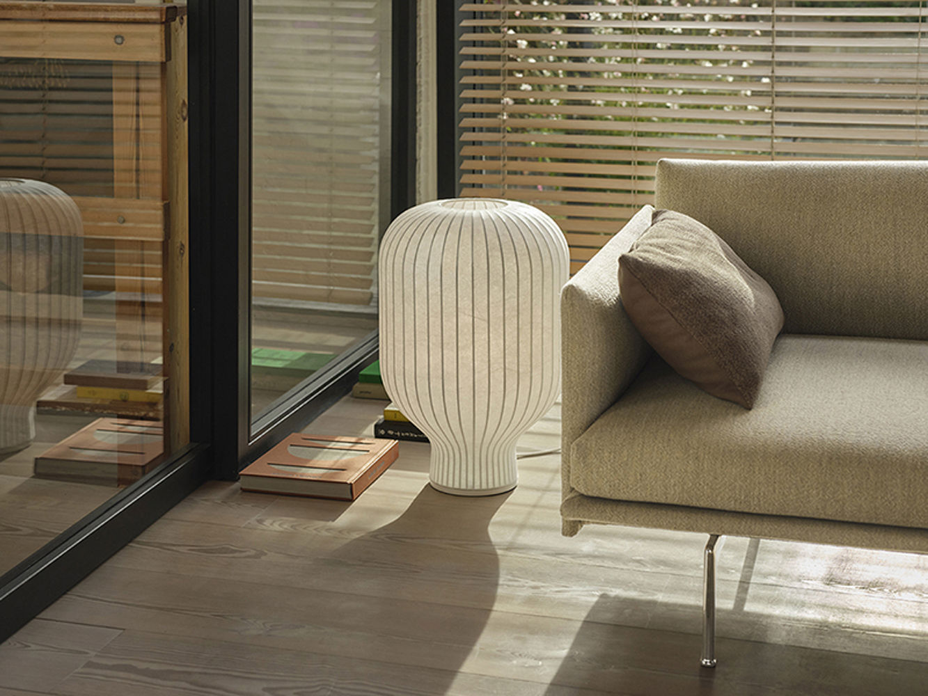 strand-table-lamp-59-outline-sofa-alu-ecriture-910-mingle-cushion-low-res.jpg