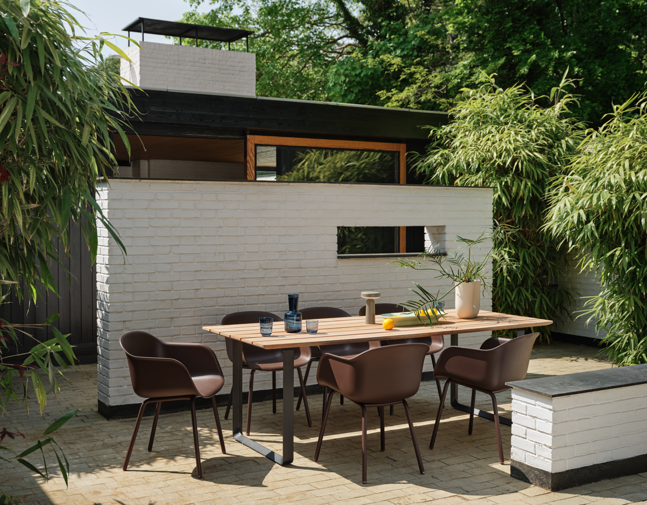 70-70-outdoor-sapele-mahogany-anthracite-black-fiber-outdoor-armchair-brown-red-mere-bowl-light-green-kink-raise-ease-muuto-org.tif.png