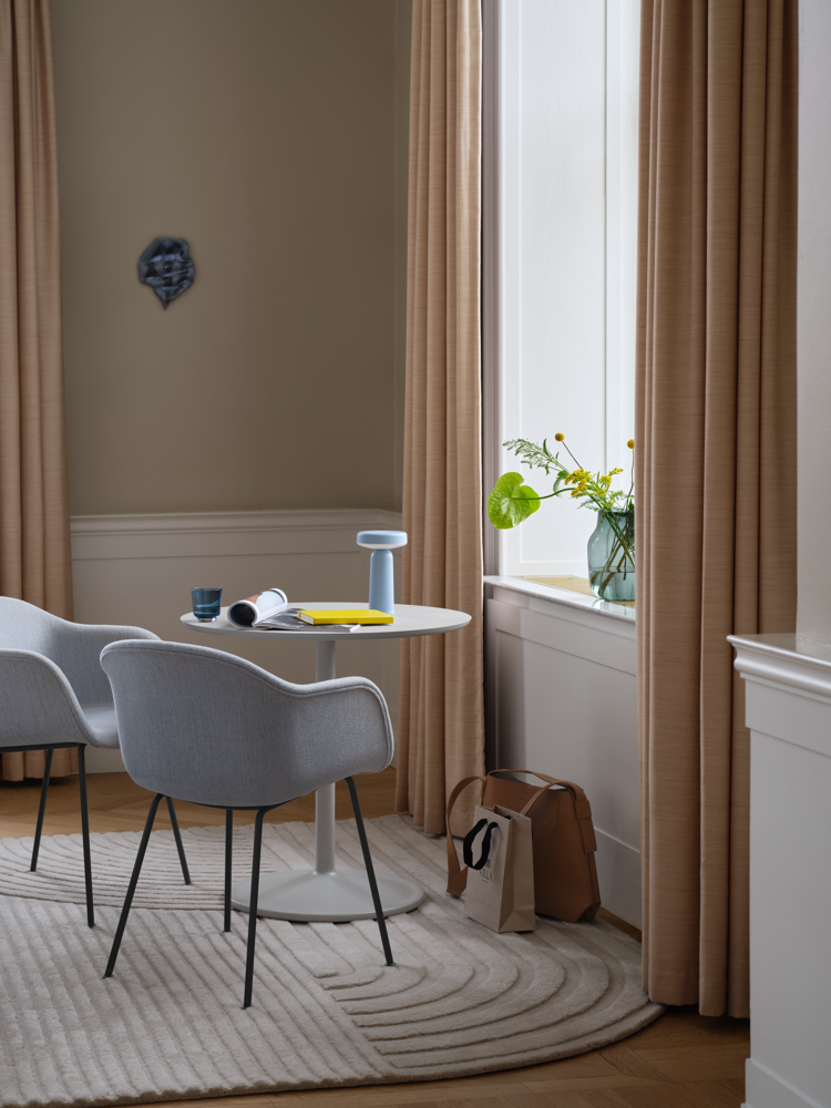fiber-armchair-tube-anthracite-black-soft-cafe-75-h73-relevo-off-white-ease-silent-raise-muuto-org