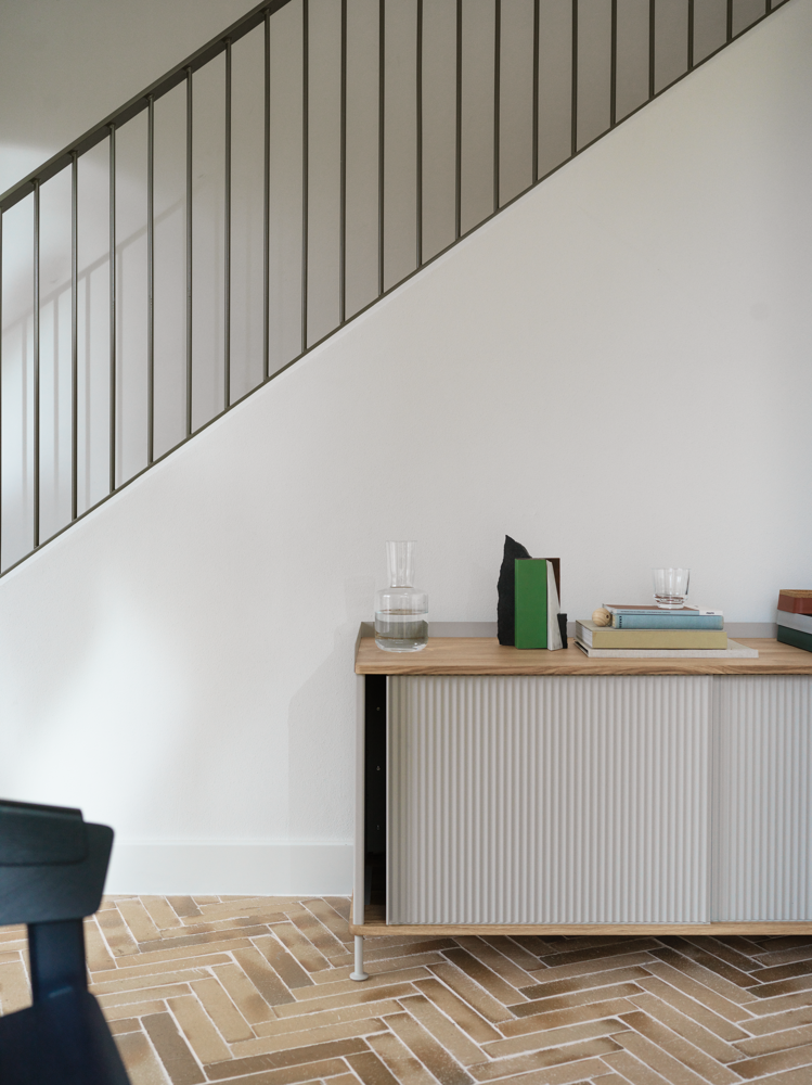 enfold-sideboard-low-oak-grey-raise-carafe-glass-clear-org.png