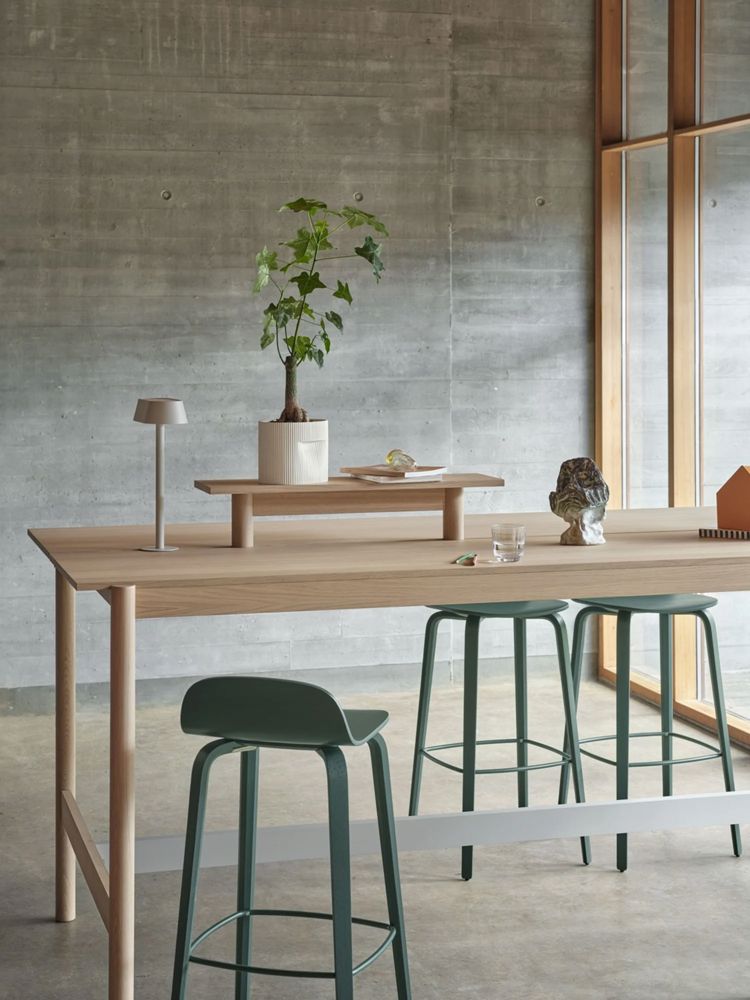 linear system high table 105 oak tray 75 visu bar stool 75 dark green ridge planter 15 off white linear table lamp muuto low res